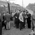 857326 Afbeelding van de aankomst van een extra trein bij de tijdelijke halte te Liempde in verband met de jaarlijkse ...